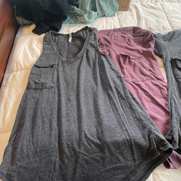 Z Supply women’s, bundle 4 tees, and one tank. - Picture 9 of 13